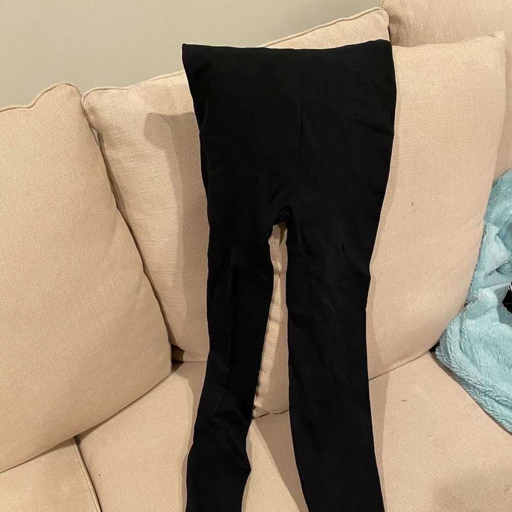 Blanqi maternity and nursing leggings.